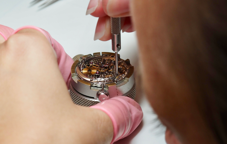 Horlogemaker bij Tempus Watch Services aan het werk aan een uurwerk